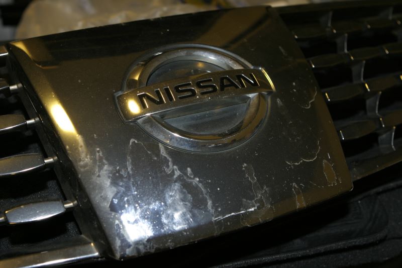 2004 Nissan maxima grille peeling